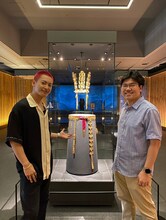 博物館を訪れたRYOKI（左）。(c)TBS