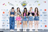 レッドカーペットに登場した(G)I-DLE。(c)CJ ENM Co., Ltd, All Rights Reserved