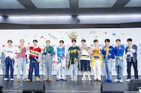 レッドカーペットに登場したJO1。(c)CJ ENM Co., Ltd, All Rights Reserved