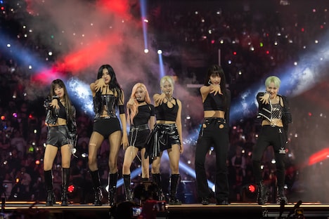 EVERGLOW  (c)CJ ENM Co., Ltd, All Rights Reserved