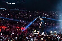 司会を務めたStray Kidsのバンチャン。  (c)CJ ENM Co., Ltd, All Rights Reserved