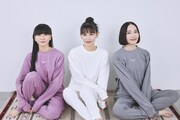 「Perfume×BAKUNE」を着用したPerfume。