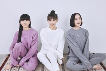「Perfume×BAKUNE」を着用したPerfume。