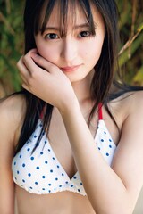 木陰でほほ笑む遠藤さくら、初の水着はドット柄