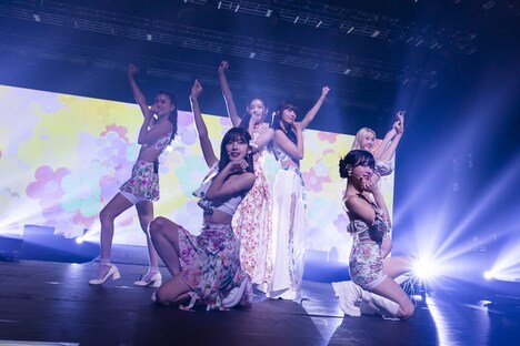 OH MY GIRL (c)RBW（撮影：冨田味我、瀬谷壮士）