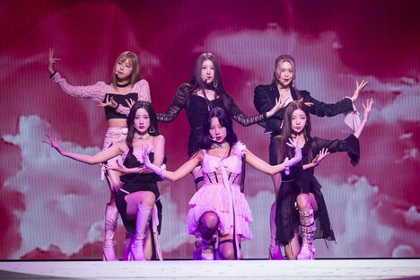 PURPLE KISS (c)RBW（撮影：冨田味我、瀬谷壮士）