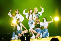 PURPLE KISS (c)RBW（撮影：冨田味我、瀬谷壮士）