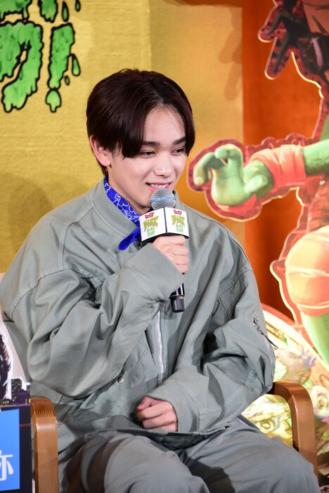 自身のアフレコ風景を見る宮世琉弥。