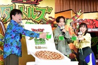 「カワバンガ！」で乾杯する3人。