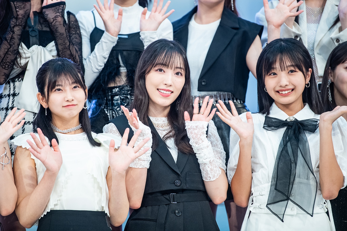 モーニング娘。'23のリーダー譜久村聖（中央）を囲む新メンバーの井上春華（左）と弓桁朱琴（右）。