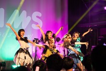 I'mew（あいみゅう）「愛しあいまShow!」東京・WWW公演の様子。