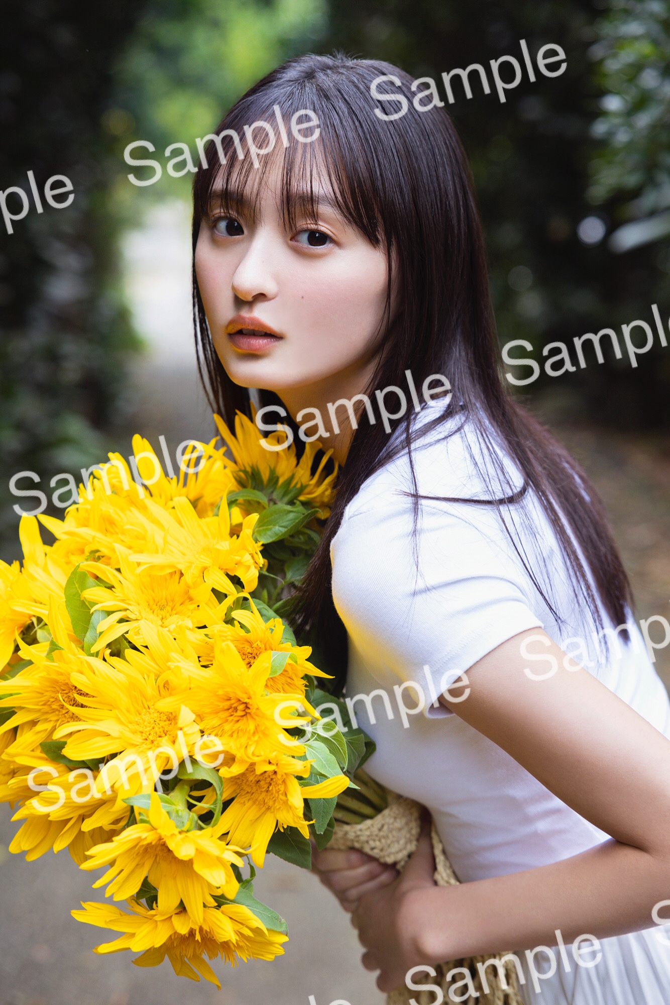 遠藤さくら（乃木坂46）「可憐」TSUTAYAのポストカード。（撮影：須江隆治［See］）