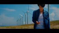 宮野真守「Sing a song together」ミュージックビデオより。