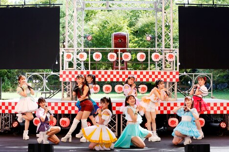 「つばきファクトリーの夏祭り2023 ~灼熱~」の様子。