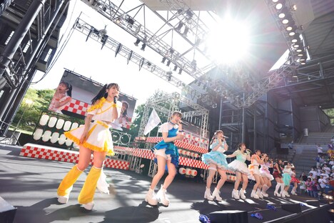 「つばきファクトリーの夏祭り2023 ~灼熱~」の様子。