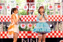 左から八木栞、新沼希空。