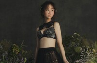 RAVIJOURのアイテムを着用する柏木由紀。