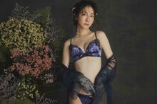 RAVIJOURのアイテムを着用する柏木由紀。