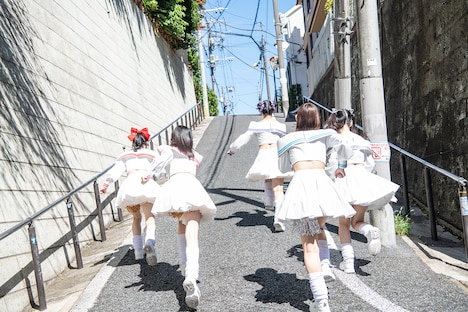 坂を駆け上がる#ババババンビ。