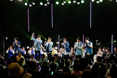 「にゃんこドドンコどどんこニャンコ」を披露するEBiDAN NEXT。（撮影：笹森健一）