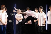 3種の海老のモノマネを披露し宙を舞う白石嵐丸（中央）と、それを見守るメンバーたち。（撮影：笹森健一）