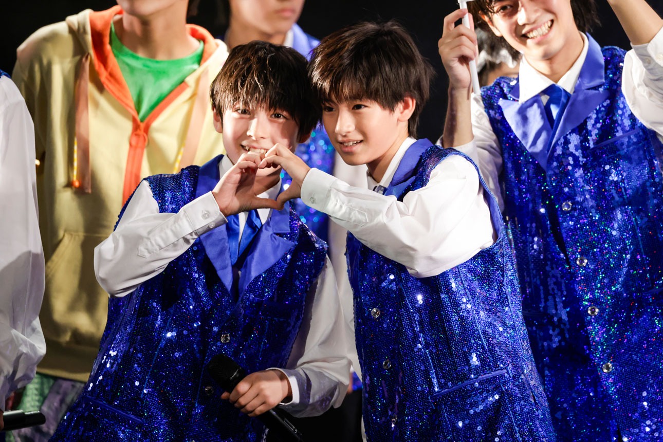 2人でハートを作るEBiDAN OSAKAの岡本拓門と高橋夢人。（撮影：笹森健一）
