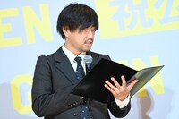 “「Gメン」通信簿”の内容を読み上げる瑠東東一郎監督。
