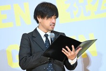“「Gメン」通信簿”の内容を読み上げる瑠東東一郎監督。