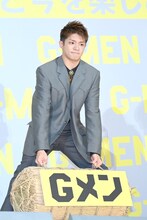 「みんなの思い（＝重い）を持ち上げる」と称し、自身の体重と同じくらいの重さの米俵を持ち上げる岸優太。