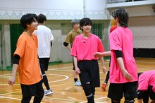 休憩タイムに談笑するハル（超特急）、山本龍人（ICEx）、志賀李玖（ICEx）。