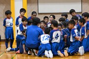 休憩タイムに小学生たちを集め話し込むカイ。