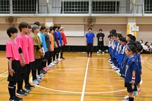 整列する超特急チームとVegaes。