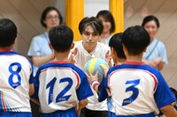 優しいタッチで小学生にボールを返すタカシ（中央）。