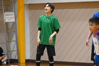 外野から声出しをするタクヤ。