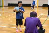 休憩タイムに1人座っていたリョウガ（右）をキャッチボールに誘う男の子。