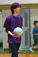 男の子に誘われ、キャッチボールをするリョウガ。