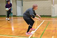 Vegaesメンバーとキャッチボールをするシューヤ、リョウガ（手前から）。