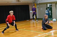 Vegaesメンバーとキャッチボールをするユーキ、シューヤ、リョウガ（手前から）。