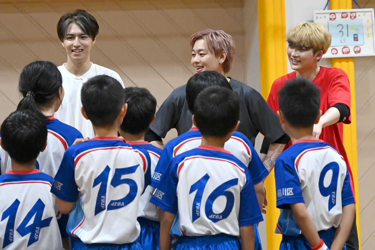 試合終了後の交流の様子。