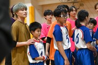 小学生たちに続き、お菓子プレゼントの列に並ぶマサヒロ。