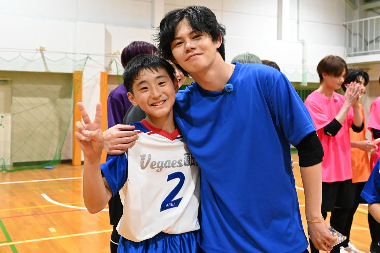 Vegaesメンバーと記念撮影をするカイ（右）。