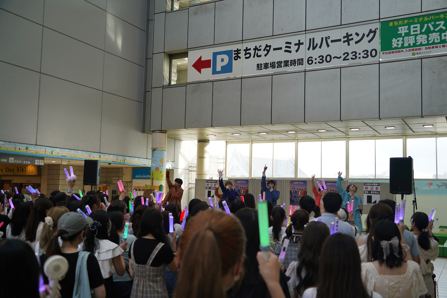 東京・町田ターミナルプラザで行われたLienel「Love Me Madly」リリースイベントの様子。