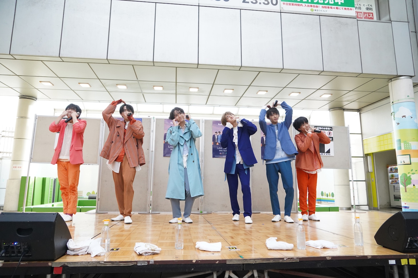 東京・町田ターミナルプラザで行われたLienel「Love Me Madly」リリースイベントの様子。