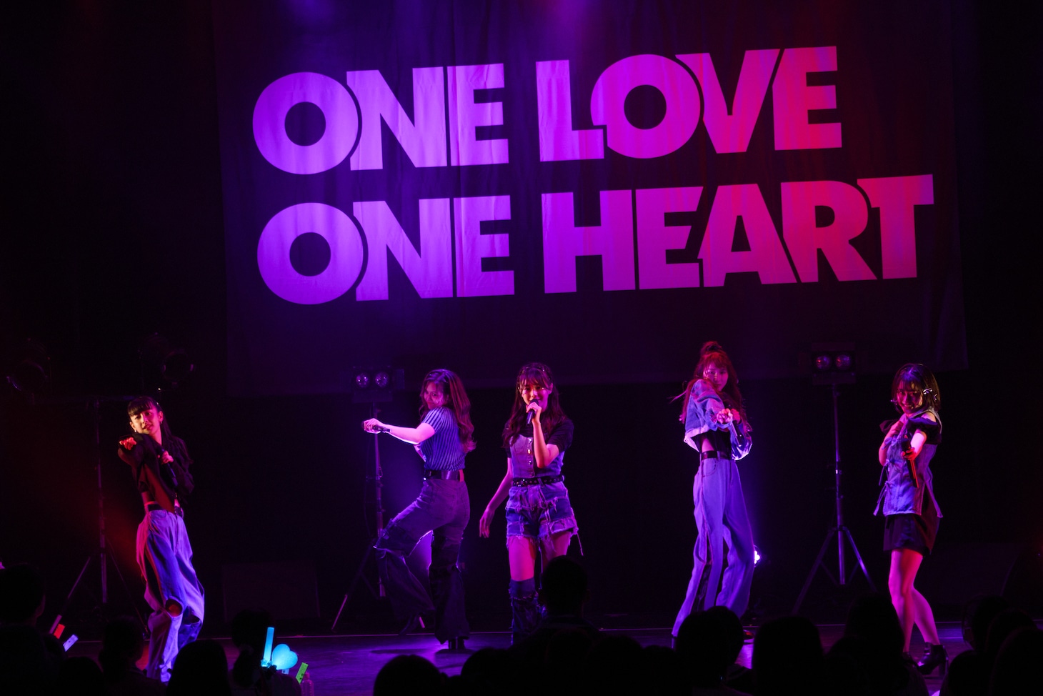 「ONELOVE ONE HEART Oneman Live "Are you all ready"」の様子。（提供：エイベックス）