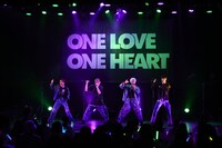 「ONELOVE ONE HEART Oneman Live "Are you all ready"」の様子。（提供：エイベックス）