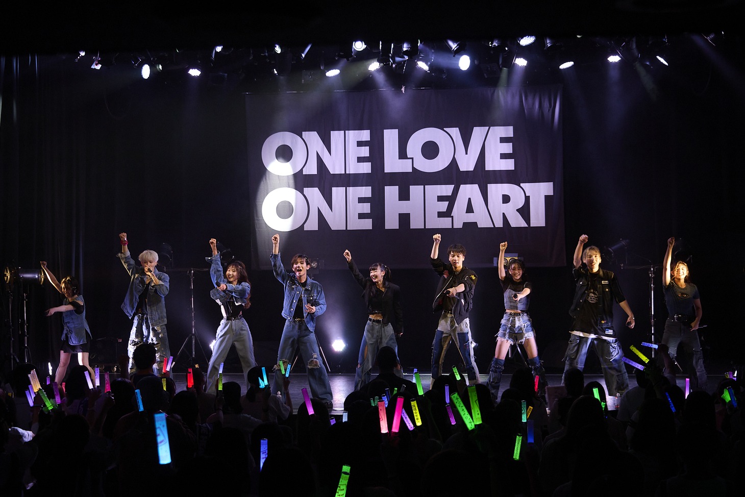 「ONELOVE ONE HEART Oneman Live "Are you all ready"」の様子。（提供：エイベックス）