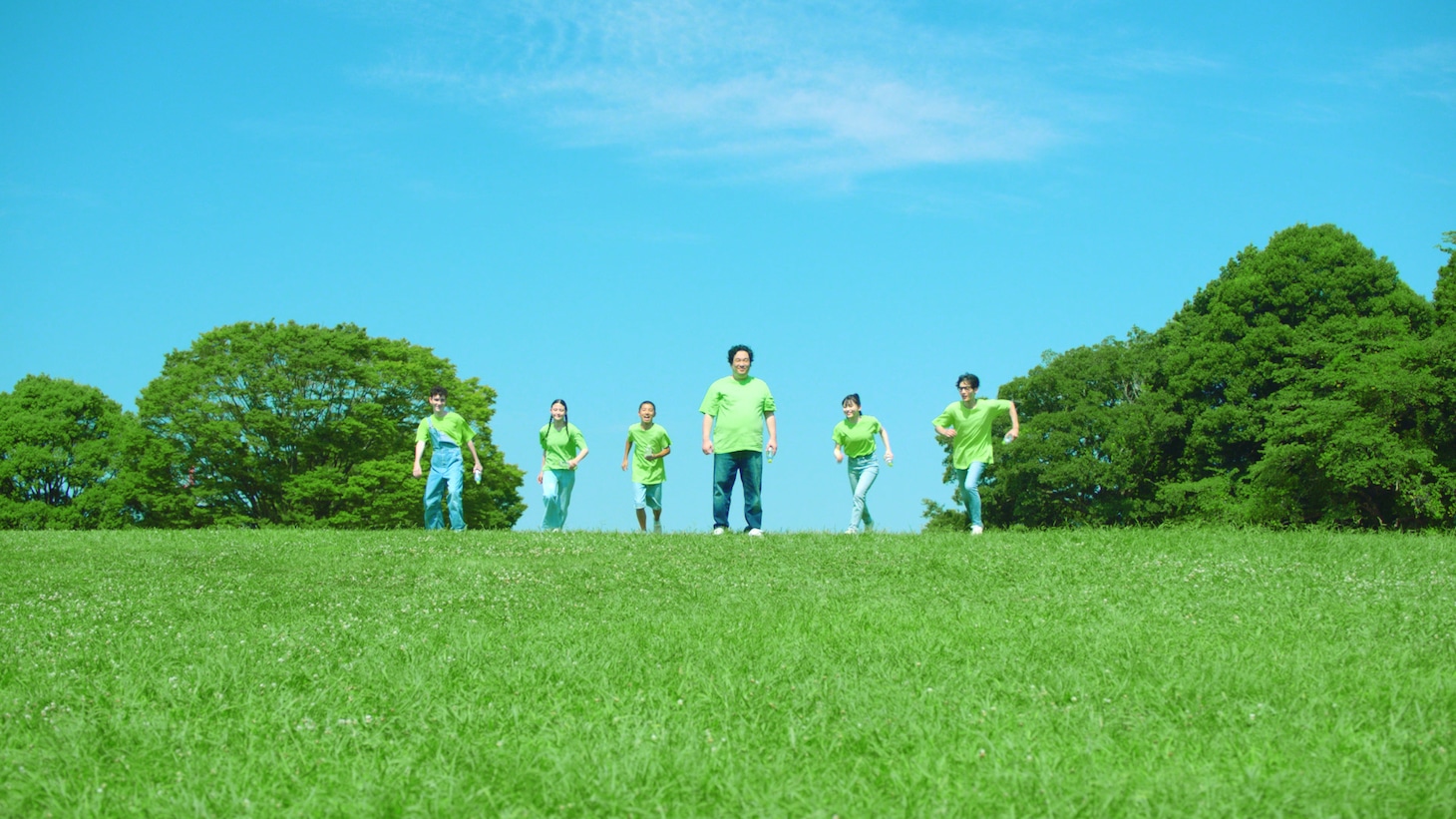 CM「い・ろ・は・す みんなでつくる い・ろ・は・すの歌篇」より。