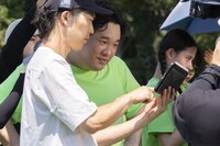 CM「い・ろ・は・す みんなでつくる い・ろ・は・すの歌篇」のメイキングカット。