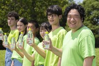 CM「い・ろ・は・す みんなでつくる い・ろ・は・すの歌篇」のメイキングカット。