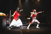 イバライガーと一緒にポーズを決める逹瑯（Vo）。（撮影：冨田味我）